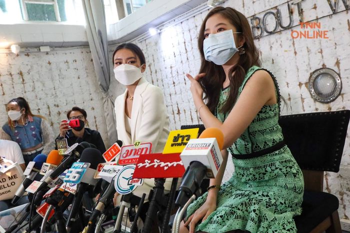 Pearwah Nichaphat và Fon Sananthachat đã tổ chức buổi họp báo để công khai về vụ việc quay lén.