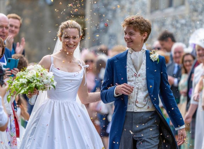 Đồng nghiệp và bạn bè đang tán thành chúc mừng Talulah Riley và Thomas Brodie-Sangster.