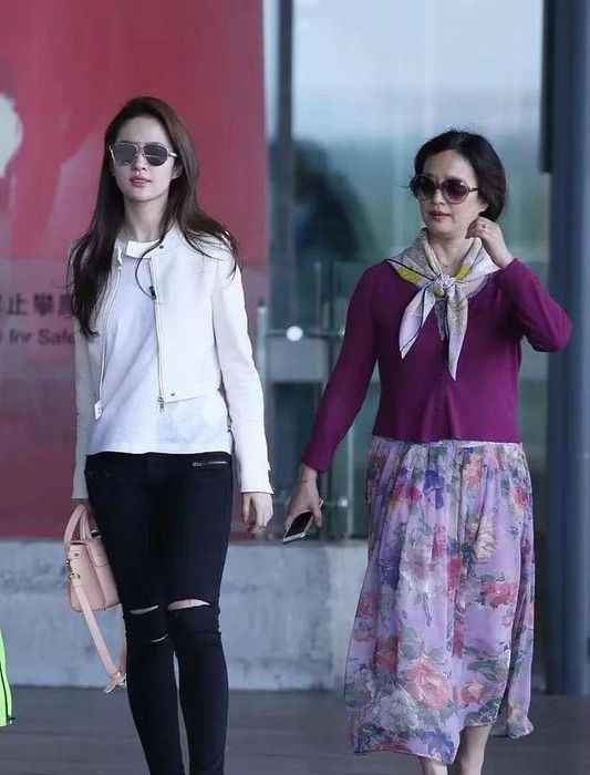 Vẻ đẹp của người mẹ Lưu Diệc Phi ở tuổi 65 khiến các fan không ngớt lời khen ngợi.