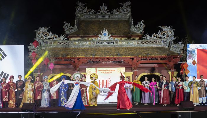 Thiết kế áo dài đặc biệt thể hiện tình hữu nghị giữa Việt Nam và Hàn Quốc - Ảnh: BTC