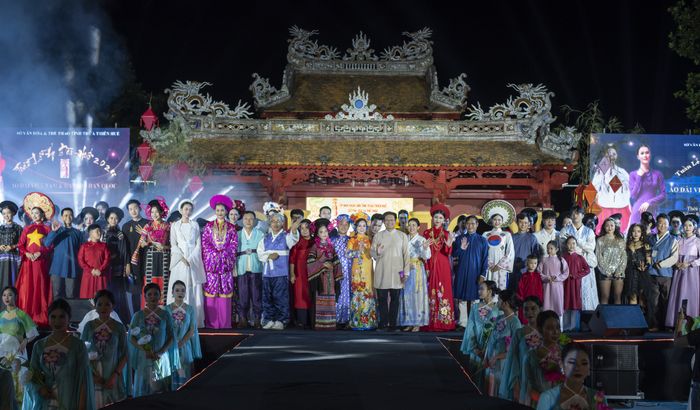 Áo dài Việt Nam và Hanbok Hàn Quốc hội ngộ trên sàn diễn - Ảnh: BTC