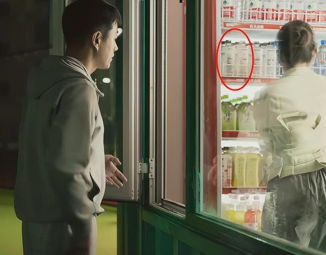 Khi Hoàng Chấn Hoa và Tô Canh Sinh đi mua nước, chai nước nổi bật trong tủ kính thực ra là sản phẩm được sản xuất từ năm 2021. Những chi tiết nhỏ như vậy dễ khiến khán giả nhận ra.