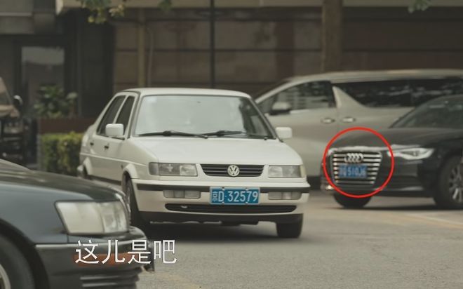 Chiếc xe Audi A6 mới xuất hiện bên chiếc Volkswagen cũ, làm cho khán giả khó nhận ra phim đang diễn ra vào thời đại nào.