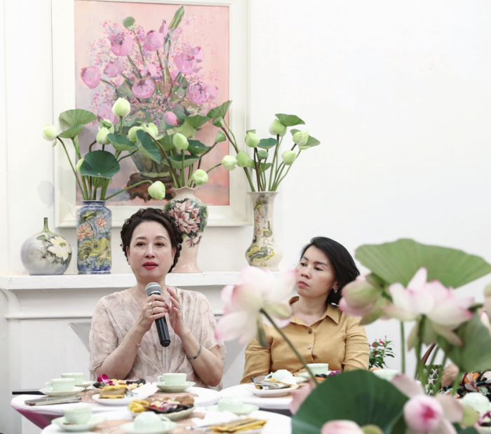Người sưu tập Thúy Anh (bên trái) đã tổ chức buổi trò chuyện về hoa sen trong văn hóa Việt khi khai mạc triển lãm Hồng Sen: Paris - Hà thành vào tháng 6 - Ảnh: SƠN TÙNG