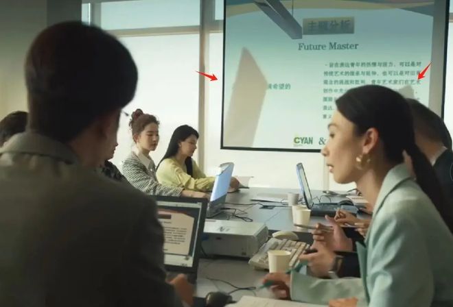 Trong một cảnh khác, dường như nhân viên không chú ý đến bảng hiển thị. Việc sử dụng máy tính in làm mờ bảng, làm mất đi chữ và số liệu như trong hình, rất khó có thể chấp nhận được.