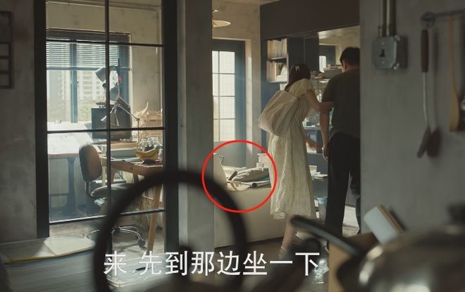 Tiền PhongMột lỗi cảnh quay khác là khi Hoàng Chấn Hoa bị ngã gãy chân phải dùng nạng, chiếc nạng đã di chuyển so với vị trí ban đầu.1 Một vấn đề khác trong cảnh quay là khi Hoàng Chấn Hoa ngã gãy chân phải và phải dùng nạng, chiếc nạng đã di chuyển so với vị trí ban đầu.