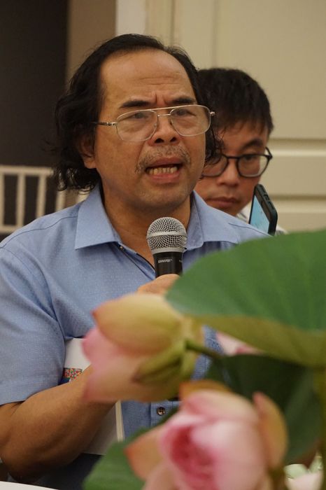 PGS.TS Ngô Văn Giá kể lại câu chuyện hấp dẫn về hoa sen, từ Phùng Quán đến Thiền sư Thích Nhất Hạnh - Ảnh: T.ĐIỂU