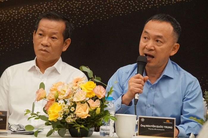 Nhạc sĩ Quốc Trung (bên phải) và đại diện Vietnam Airlines chia sẻ thông tin tại buổi họp báo - Ảnh: T.ĐIỂU
