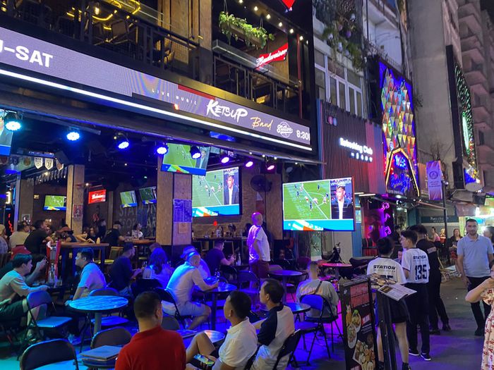Màn hình TV lớn được lắp đặt khắp nơi để mọi người dễ dàng xem Euro 2024 - Ảnh: HIỀN ANH