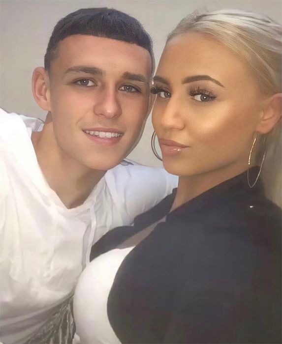 Phil Foden và bạn gái chào đón thêm con trai