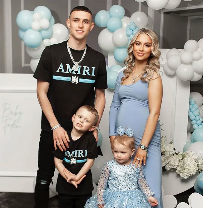 Phil Foden và bạn gái đón con trai mới chào đời