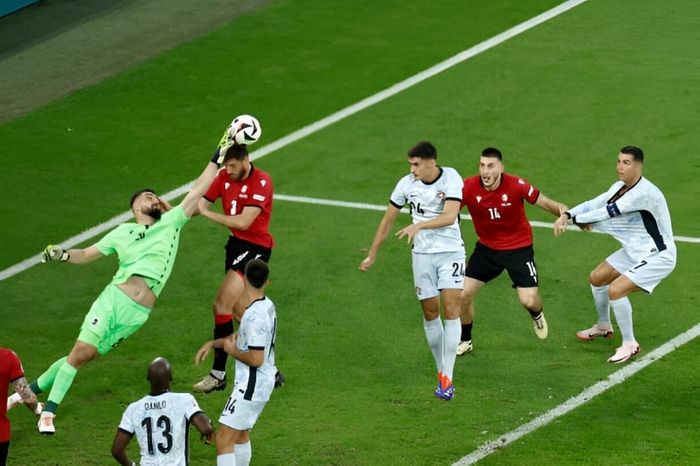 Hình ảnh Mamardashvili khiến Ronaldo và đồng đội bất lực trước khung thành. Ảnh: Getty