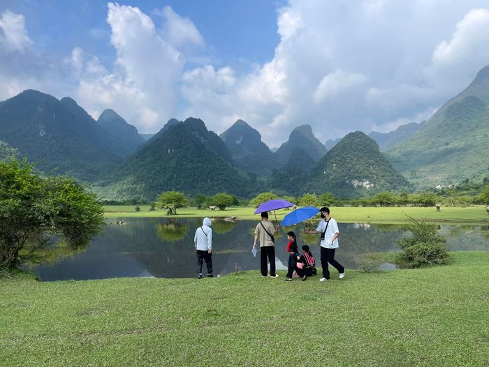 Tiền PhongPhim kể về chuyến đi qua đồi của một sinh viên dân tộc Dao đến với căn phòng trọ độc đáo nằm giữa lòng thành phố.1 Phim kể về chuyến đi qua đồi của một sinh viên dân tộc Dao đến với căn phòng trọ độc đáo nằm giữa lòng thành phố.