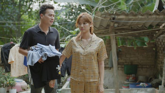 Anh Đào (phải) chấp nhận hóa trang già hơn tuổi để đóng vai người vợ quê chăm chỉ - Ảnh: VFC