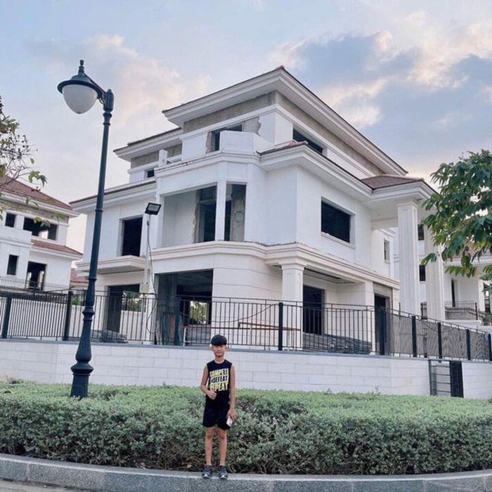 Doanh nhân Đức Huy đặc biệt chuẩn bị sẵn một biệt thự trị giá 200 tỷ đồng để dành cho Kỳ Anh khi cậu trưởng thành.