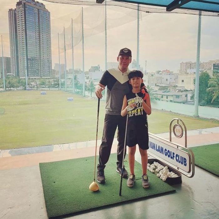 Kỳ Anh đã được rèn luyện trong các môn thể thao danh giá như golf và bắn cung, những môn thể thao thường được giới thượng lưu yêu thích.