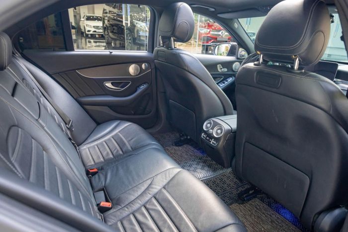 Xe sang Mercedes C300 AMG 2020 sau 4 năm sử dụng tại Việt Nam đang được rao bán với giá bao nhiêu? 489478
