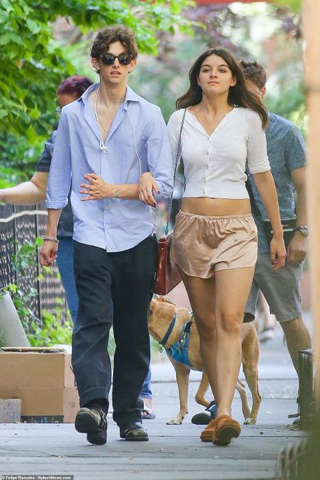 Tiền PhongNgày 27/8 (giờ địa phương), Suri Cruise được nhìn thấy dạo phố ở New York, Mỹ, cùng bạn trai mới công khai, Toby Cohen. Trong khi Toby khá lịch sự với áo sơ mi và quần dài, Suri mặc quần đùi trễ lưng và áo lửng lộ một phần eo. Ảnh: SplashNews.1 Ngày 27/8 (giờ địa phương), Suri Cruise được nhìn thấy dạo phố ở New York, Mỹ, cùng bạn trai mới công khai, Toby Cohen. Trong khi Toby khá lịch sự với áo sơ mi và quần dài, Suri mặc quần đùi trễ lưng và áo lửng lộ một phần eo. Ảnh: SplashNews.