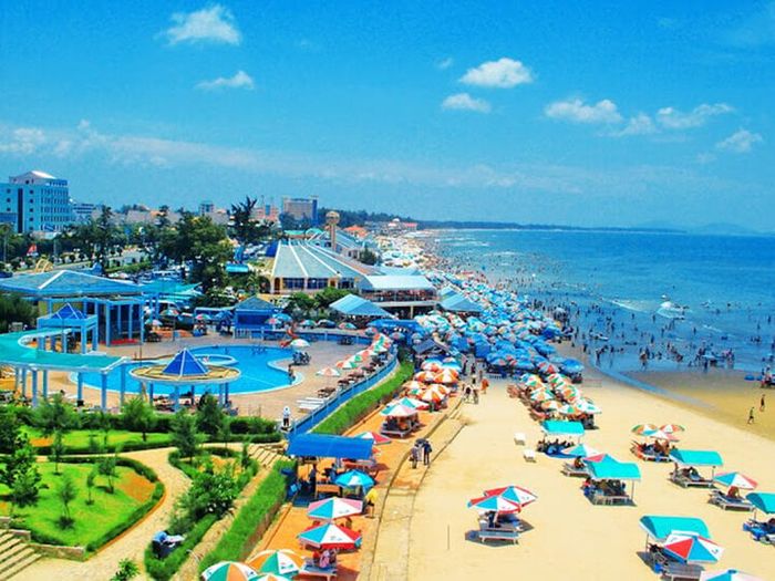Đến Sầm Sơn mà không ghé thăm biển Sầm Sơn thật là thiếu sót.