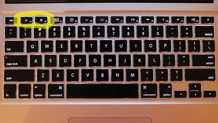 Cách điều chỉnh độ sáng màn hình Macbook bằng Control Strip