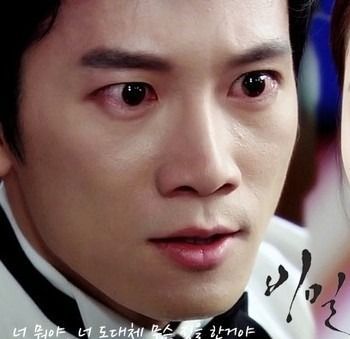 Ji Sung (trái) trong Secret Love và nam diễn viên Võ Cảnh trong đoạn trích của 7 năm chưa cưới sẽ chia tay.