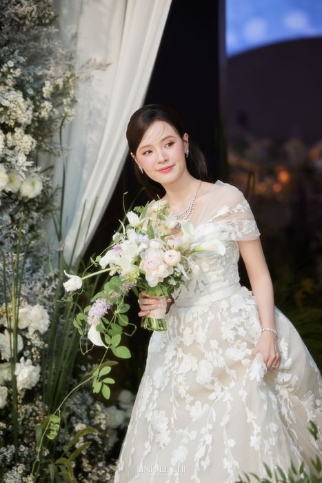 Dự tính nữ diễn viên sẽ mặc 4 bộ váy cưới, trong đó có một bộ may tại Pháp vào đầu năm nay.