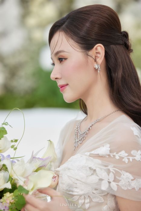 Hôn lễ của Midu có một số quy định như khách mời mặc đồ trắng hoặc đen, không cho phép trẻ em dự tiệc. Vợ chồng nữ diễn viên cũng yêu cầu khách mời xác nhận tham dự qua mã QR từ ngày 23/6.