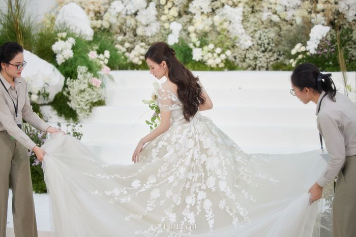 Vài giờ trước đó, Harry Lu thông báo sẽ không tham dự ngày vui của Midu. 'Mình không thể có mặt tại đám cưới của Midu nhưng vẫn chúc cô mọi điều tốt lành. Hy vọng cô luôn xinh đẹp, gia đình hạnh phúc và thành công trong sự nghiệp. Sau này mọi thứ ổn định, hy vọng gặp lại cô. Dù mời Du hay chồng Du, mình sẵn sàng tham gia bất kỳ bữa tiệc nào', anh chia sẻ.