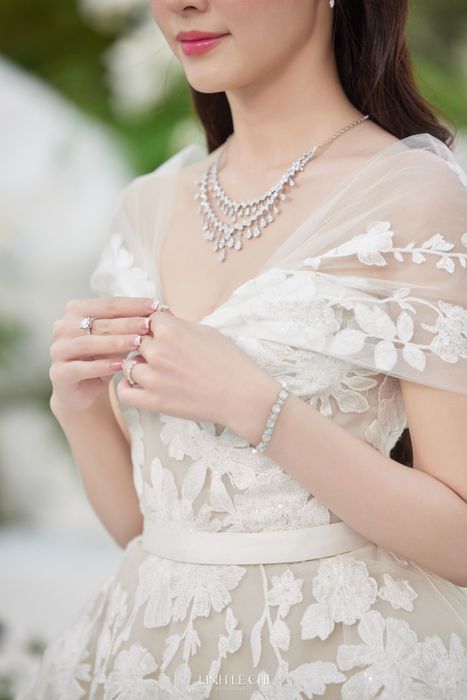 Hôn lễ của Midu có một số quy định như khách mời phải mặc đồ trang phục màu trắng hoặc đen, không cho phép trẻ em tham gia buổi tiệc. Cặp đôi nữ diễn viên cũng yêu cầu khách mời xác nhận tham gia qua mã QR từ ngày 23/6.