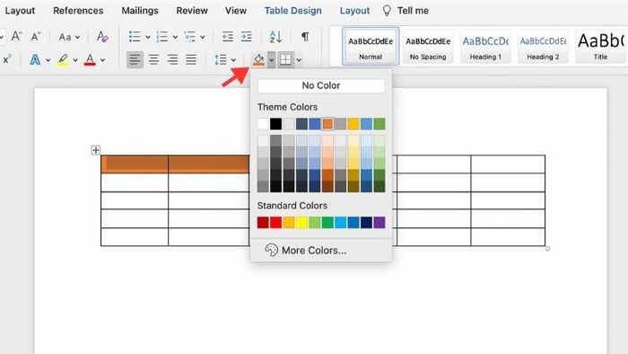Sau khi áp dụng cách tạo bảng trong Word, để làm cho bảng trông thẩm mỹ hơn, bạn có thể sử dụng công cụ tô màu. Bạn chỉ cần bôi đen phần cần tô màu, sau đó chọn biểu tượng thùng sơn và lựa chọn màu sắc phù hợp. Có nhiều màu sắc gợi ý để bạn trang trí bảng trong Word theo ý thích của mình.