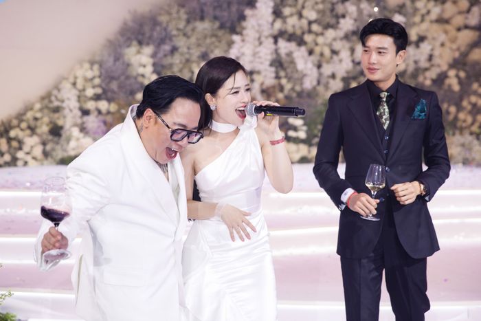 Dương Hoàng Yến đã mang đến niềm vui trong bữa tiệc cưới của đồng nghiệp bằng ca khúc Can't take my eyes off you. Quốc Trường đã không rời mắt khỏi Dương Hoàng Yến, chia sẻ cảm xúc với khán giả.