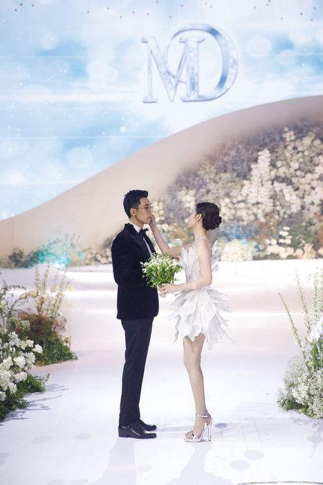 Ali Hoàng Dương thể hiện ca khúc Theo anh để chúc phúc cho Midu và Minh Đạt. Trong tiệc cưới của Midu, quán quân Giọng hát Việt nhiệt tình tham gia trò chơi cùng đồng nghiệp.