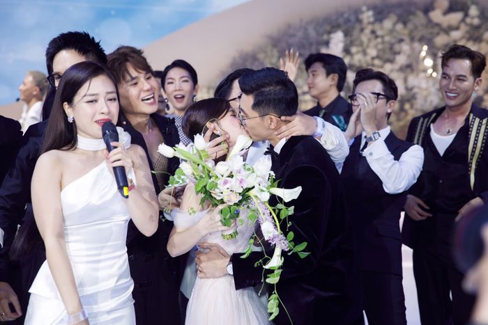 Trong phần biểu diễn ca khúc Can't take my eyes off you của Dương Hoàng Yến, cả cô dâu và chú rể đều bị hội bạn thân 'ép buộc' hôn nhau, điển hình cho lời bài hát.