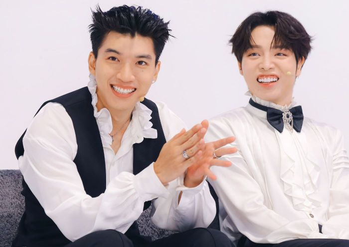 Hieuthuhai (trái) và Đức Phúc cùng đội trong livestage 1 bài hát Nỗi đau ngây dại. Hieuthuhai nhận được nhận xét về phong cách sến sẩm, gượng gạo với concept hoàng tử - công chúa. Rapper từ chối hợp tác với Đức Phúc trong livestage 2 để tạo cơ hội cho các đồng nghiệp khác.