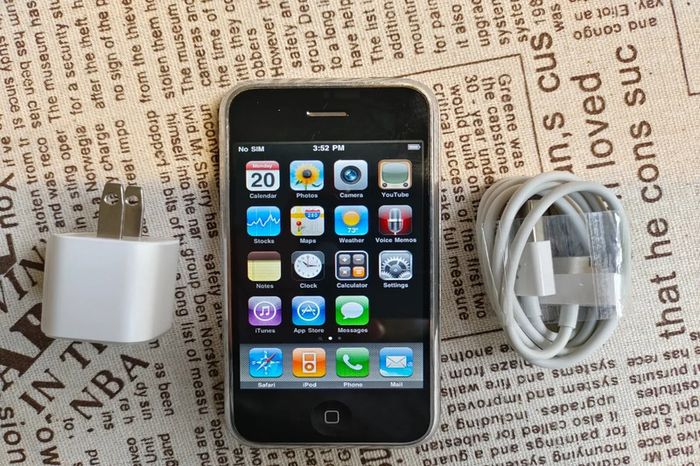 iphone-doi-dau-4gb-duoc-dau-gia-hon-2-ty-dong-anh-2