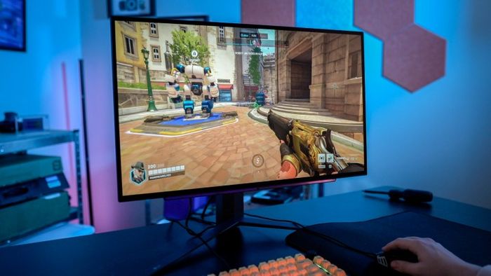 Overwatch 2 chạy trên màn hình chơi game LG OLED 27 inch.