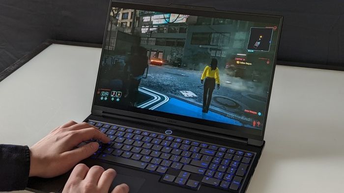 Đang chơi game trên laptop chơi game Lenovo Legion Slim 7i.