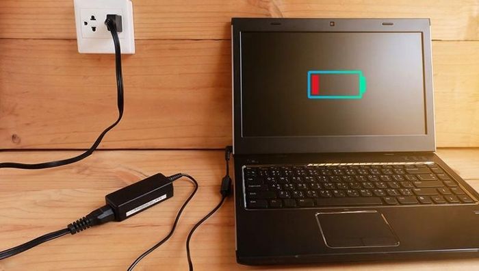 Đầu tiên, hãy cắm sạc vào nguồn điện trước khi kết nối với laptop.