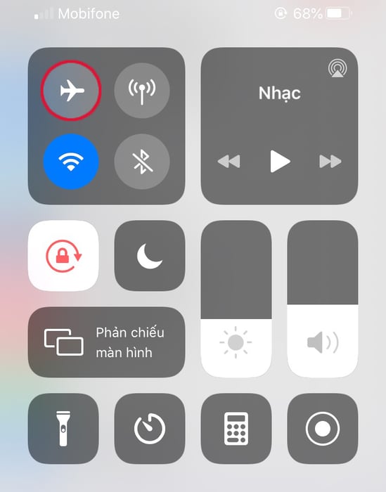 Đặt chế độ máy bay để tiết kiệm pin iPhone trong vùng sóng yếu