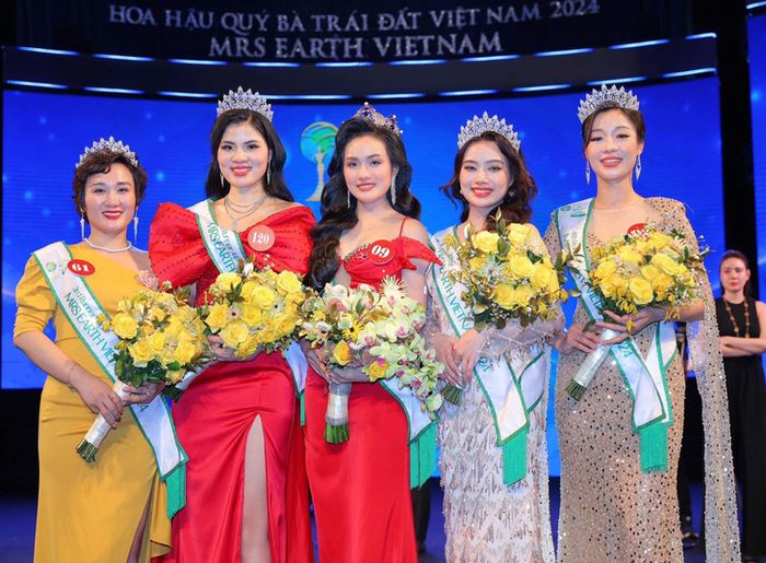 Danh sách Top 5 từ trái sang phải gồm có: Á hậu 3 Lê Thị Mai, Á hậu 2 Nguyễn Thị Thưa, Hoa hậu Vũ Thị Hoa, Á hậu 1 Nguyễn Thị Hồng Lanh và Á hậu 4 Nguyễn Thị Hồi - Ảnh: BTC
