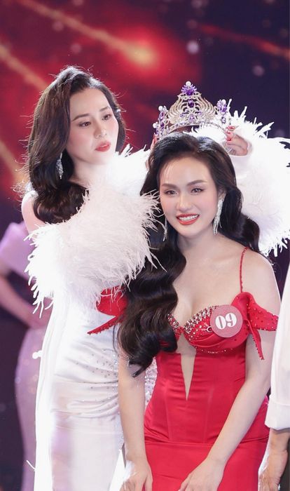 Phan Kim Oanh, trưởng ban tổ chức và giám khảo, trao vương miện cho Hoa hậu Quý bà Hòa bình Quốc tế mới đăng quang - Ảnh: BTC