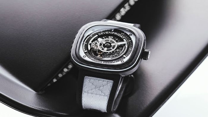 dac-diem-1-sevenfriday