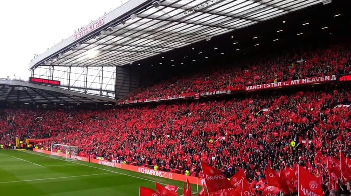 Các CĐV Man United hát hò - Stretford End Manchester