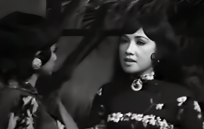 Nghệ sĩ Lệ Thủy (ở phía bìa, vai cô Hạnh) và Thoại Miêu (vai Tuyết Mai) trong vở Cây sầu riêng trổ bông - Ảnh chụp màn hình: LINH ĐOAN