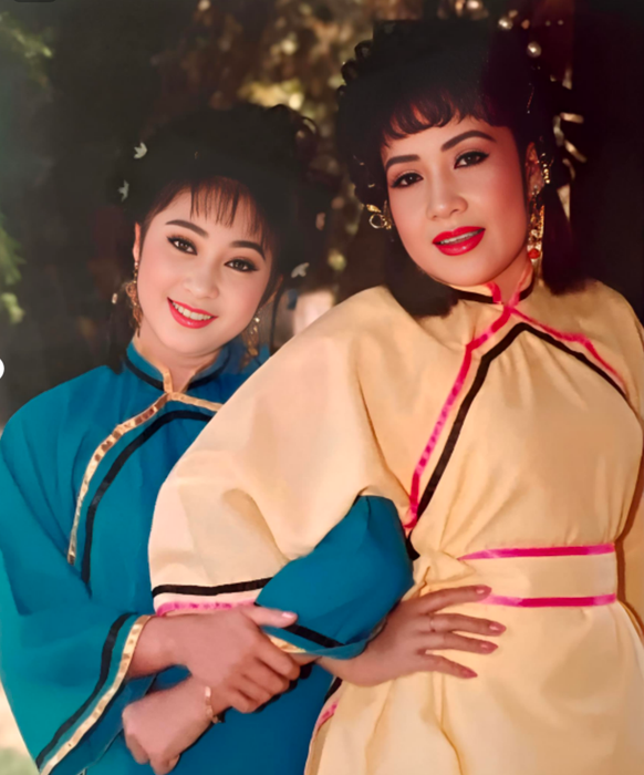 Thoại Mỹ (bên trái) luôn yêu quý 'chị Hai' Lệ Thủy - Ảnh: NVCC