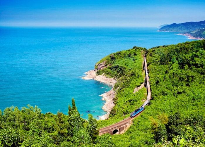 Chuyến tàu qua đèo Hải Vân với khúc cua quanh co, mở ra phong cảnh biển tuyệt đẹp.