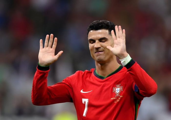 Ronaldo bất lực sau khi đá hỏng quả penalty, gây thất vọng cho CĐV Bồ Đào Nha