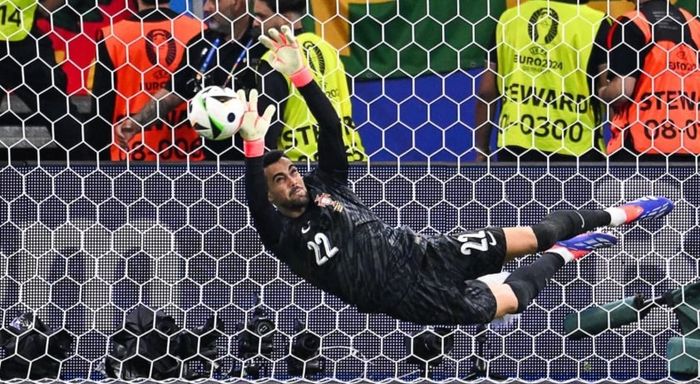 'Người nhện' Diogo Costa tiết lộ bí quyết cản phá 3 quả penalty thành công 491299