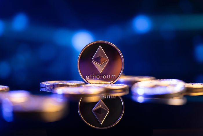 Ethereum với hình nền màu mờ