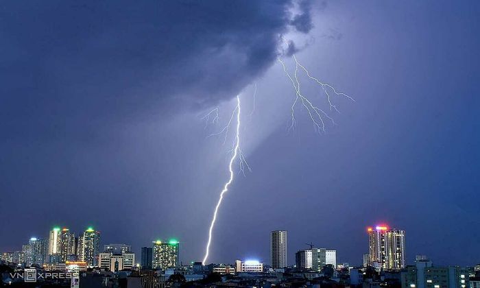 Một người phụ nữ ở Hà Nội đã thiệt mạng sau khi bị sét đánh